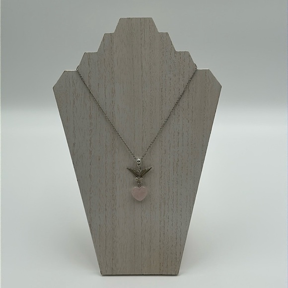 2029- Bird Holding A Pink Rose Quartz Heart Handmade Necklace NWT - Picture 1 of 7